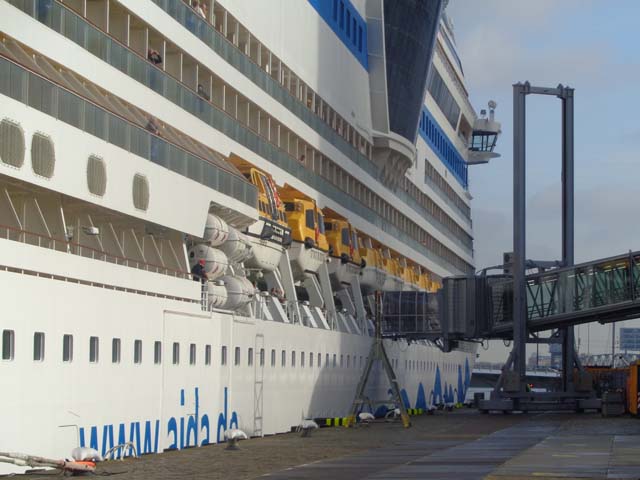 Cruiseschip ms AIDAmar van Aida Cruises aan de Cruise Terminal Rotterdam